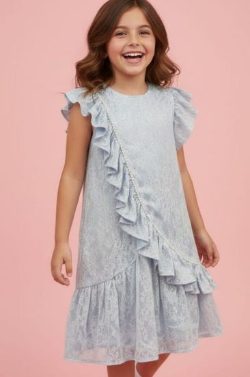 صورة فستان سماوي كشكشة ولؤلؤ على الاكتاف والفستان